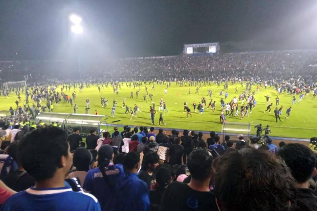 Los fanáticos del Arema FC invadieron la cancha de su estadio y desquitaron su furia con la hinchada rival en las gradas, sobre el césped y en las inmediaciones del inmueble.
