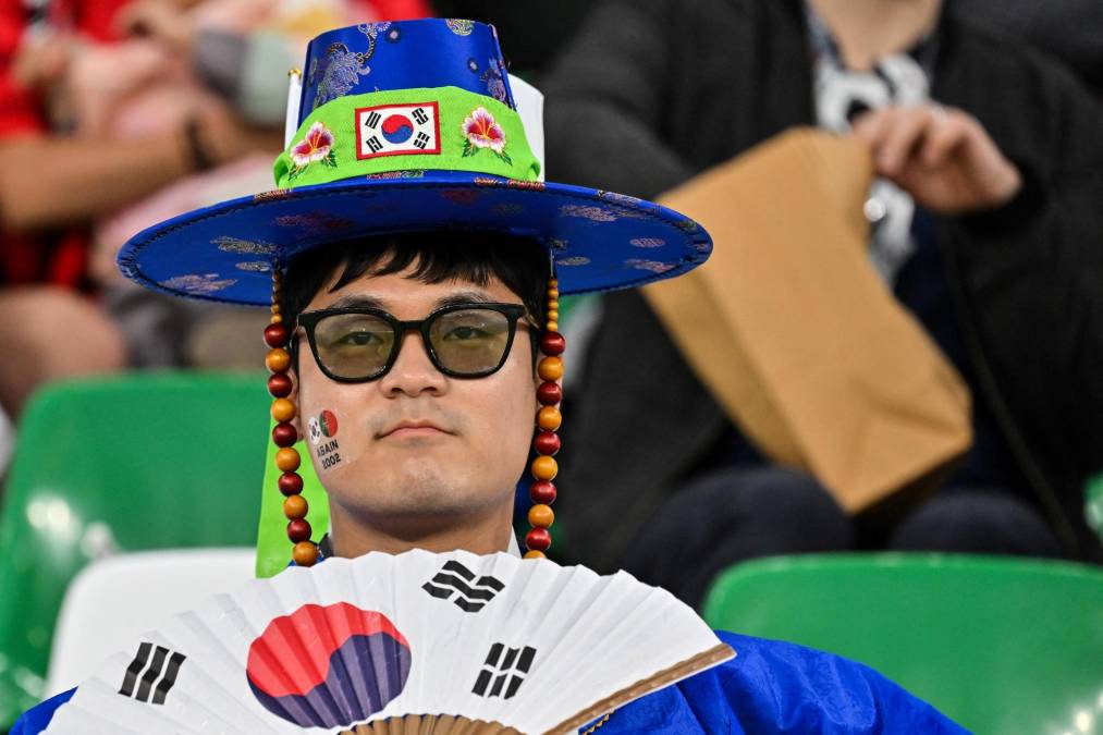 Este aficionado presentó una vestimenta tradicional de Corea del Sur.
