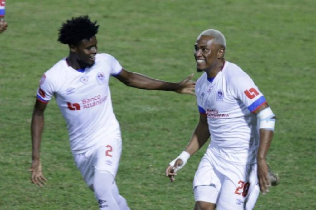 Los goleadores del partido. Maylor Núñez llegó a felicitar a Deiby Flores por su golazo.