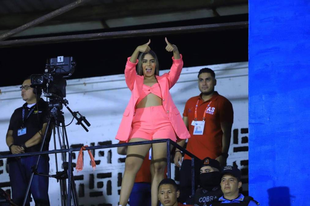 La bella periodista deportiva Cristel Osorio, de Todo Deportes TV, disfrutando de la Gran Final Olimpia-Motagua en el estadio Ceibeño.