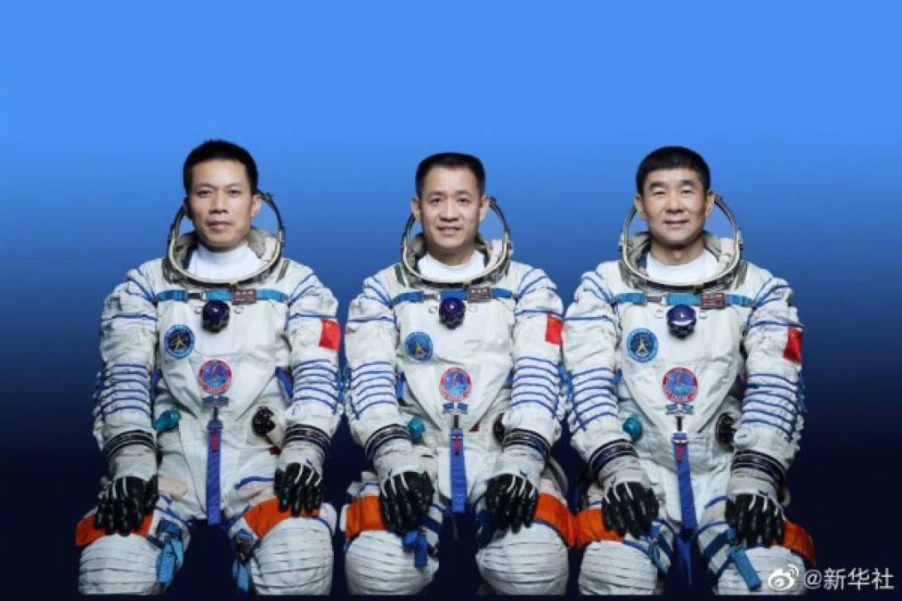 Los astronautas Nie Haisheng, Liu Boming y Tang Hongbo permanecerán en órbita durante tres meses acoplados en el módulo Tianhe, que a su vez está conectado con la nave de carga Tianzhou-2, que contiene provisiones, trajes, equipamiento y combustible, entre otros materiales.