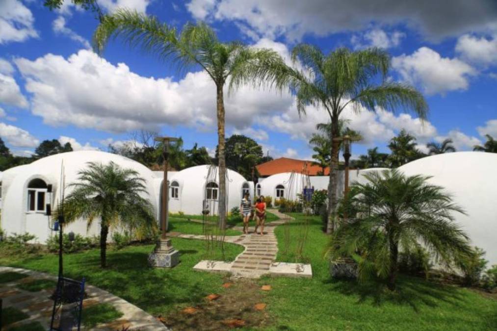 Ubicado en la aldea de Peña Blanca, en el Lago de Yojoa, el curioso hotel también ofrece paseos a caballo, piscina y transporte para paseos en lancha y kayak. Los precios van desde los 2,000 lempiras por una habitación sencilla hasta los 3,200 por una habitación cuádruple.