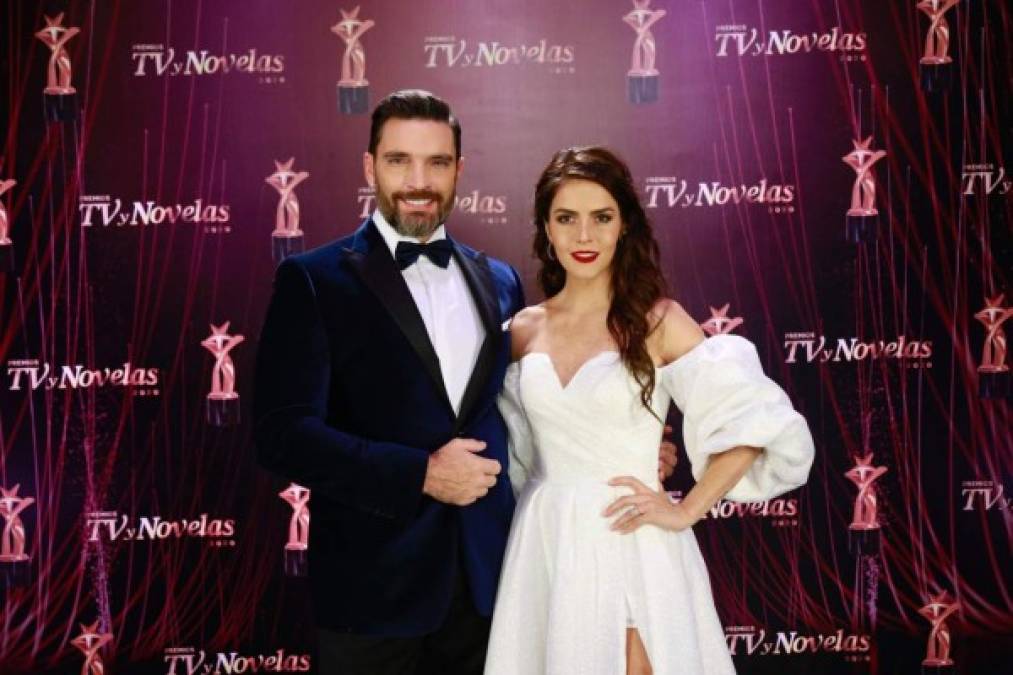 Los actores Julián Gil y Claudia Álvarez.