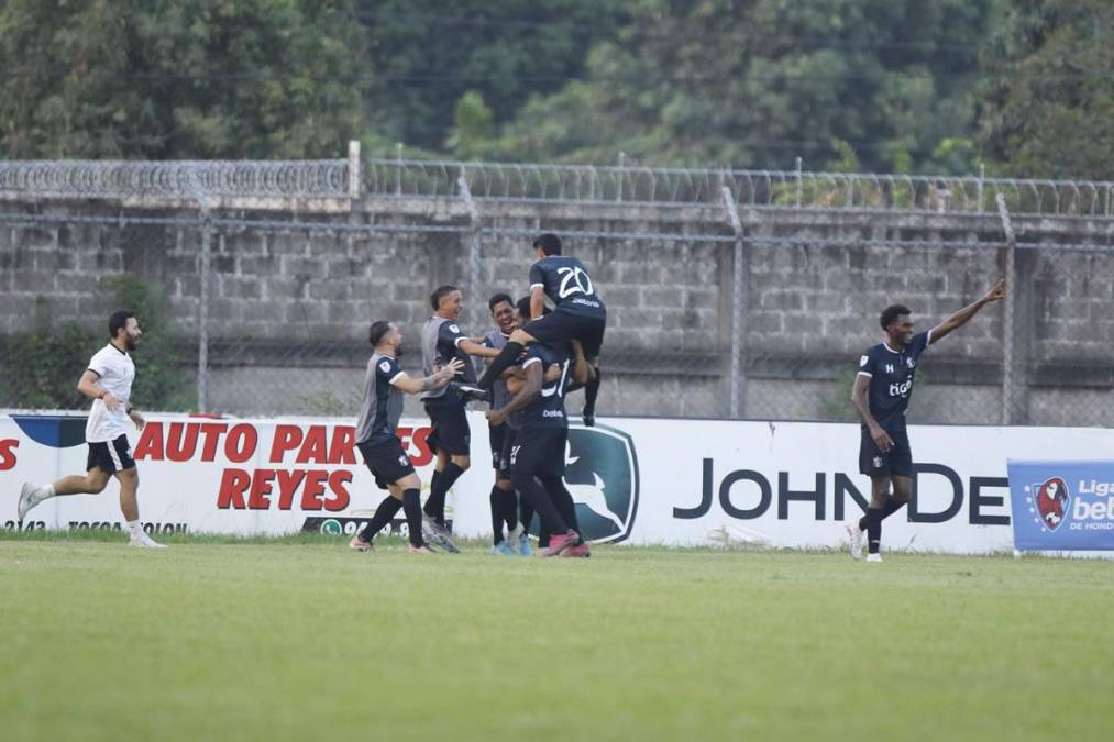 Los jugadores del Honduras Progreso celebrando el gol de cabeza de Dabirson Castillo para el empate 1-1 ante la Real Sociedad.