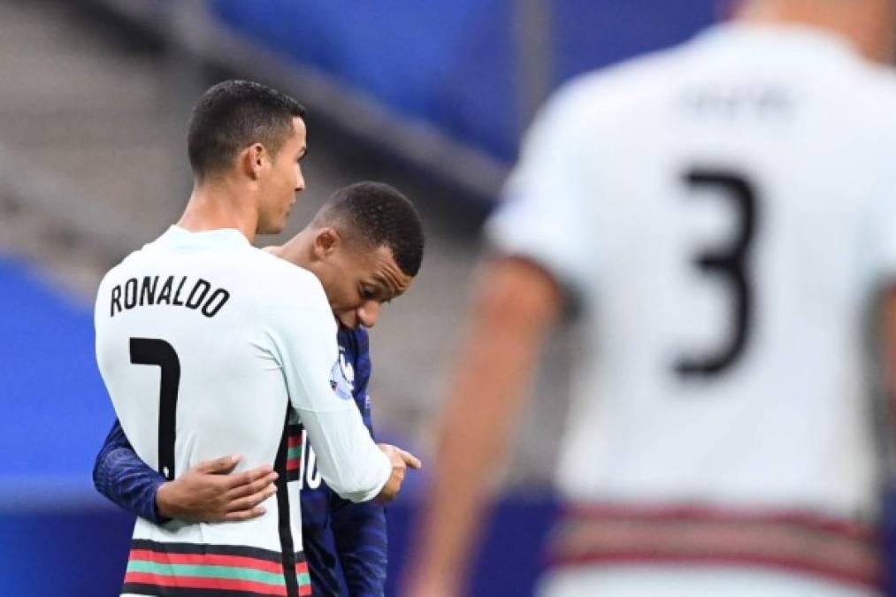 Mbappé se mostró atento a cada palabra de Cristiano Ronaldo.