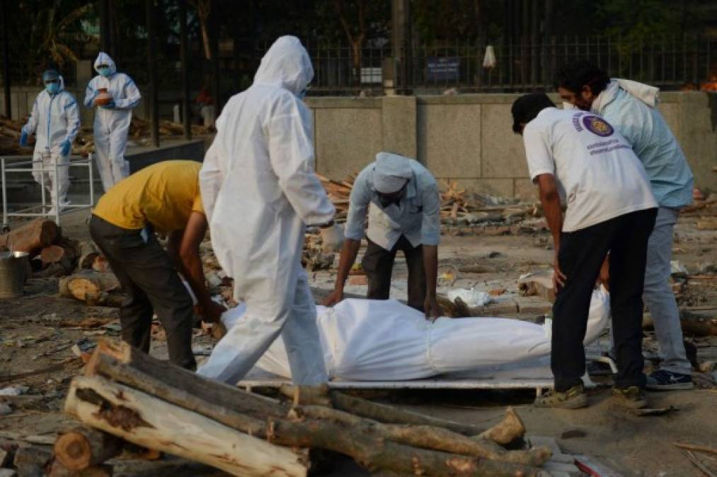 La vista de cadáveres en el Ganges no es una novedad, ya sea porque las familias más humildes no pueden permitirse pagar una cremación o por otros motivos, aunque no es frecuente que aparezcan decenas de golpe.