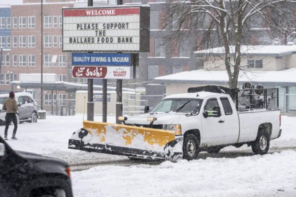 La gigantesca ola de frío procedente de Canadá ha provocado fuertes nevadas y tormentas de hielo que han dejado sin electricidad a miles de personas.