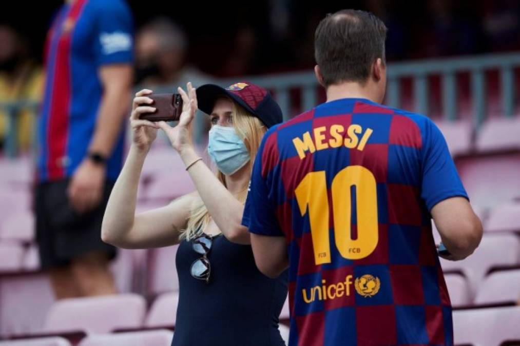 Enfado contra Laporta, homenaje a Messi y besos: Así comenzó la nueva era del Barcelona