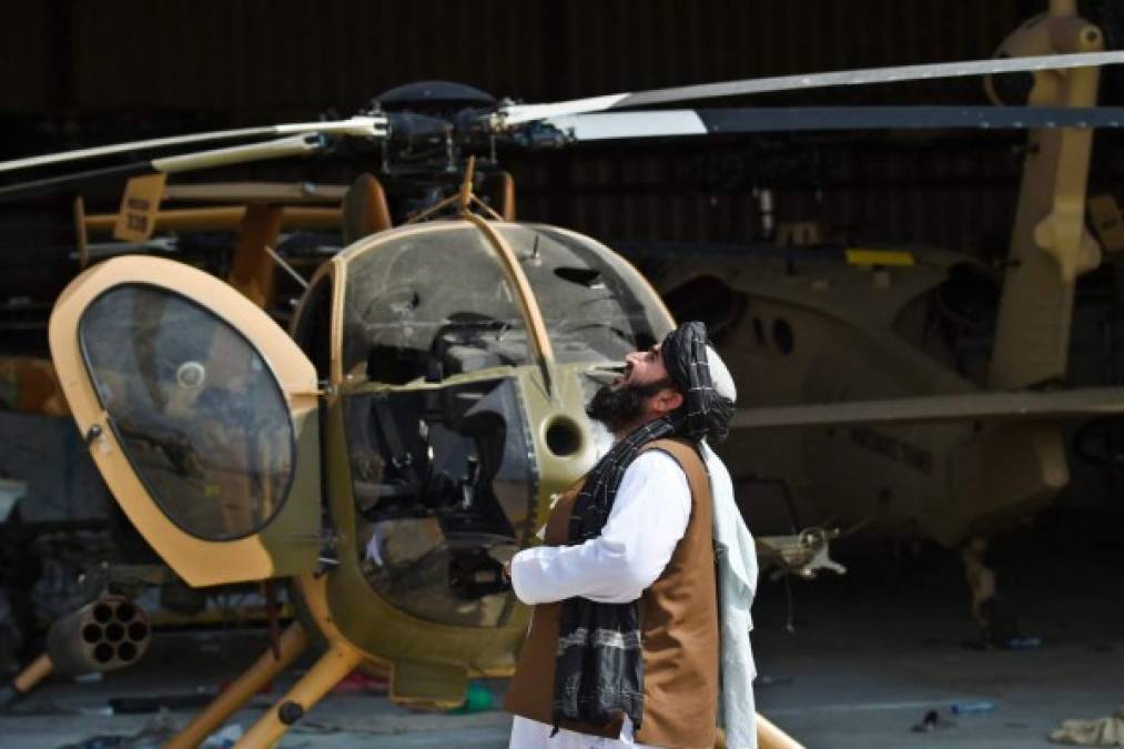 En su retirada, las tropas estadounidenses se llevaron los armamentos 'sofisticados', pero los talibanes recuperaron 'vehículos, vehículos todoterreno, armas livianas y municiones', explica a la AFP Justine Fleischner, de la ONG Conflict Armament Research (CAR)