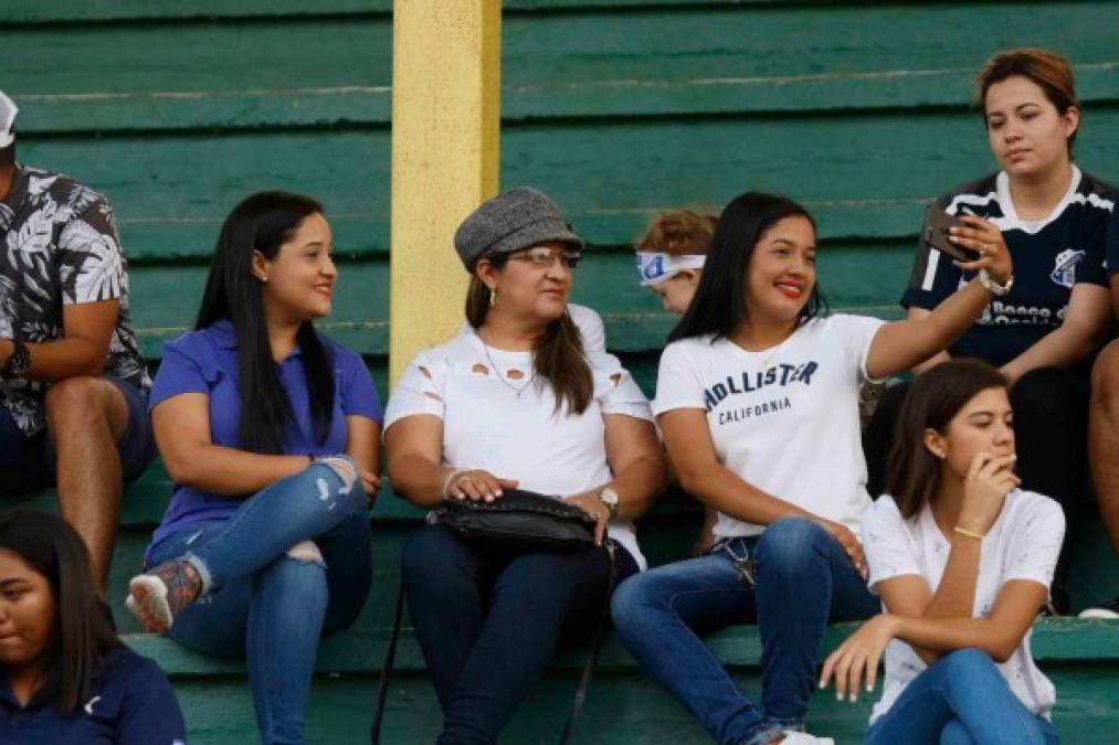 Ellas llegaron desde temprano al estadio Humberto Micheletti y disfrutaron del ambientazo previo.