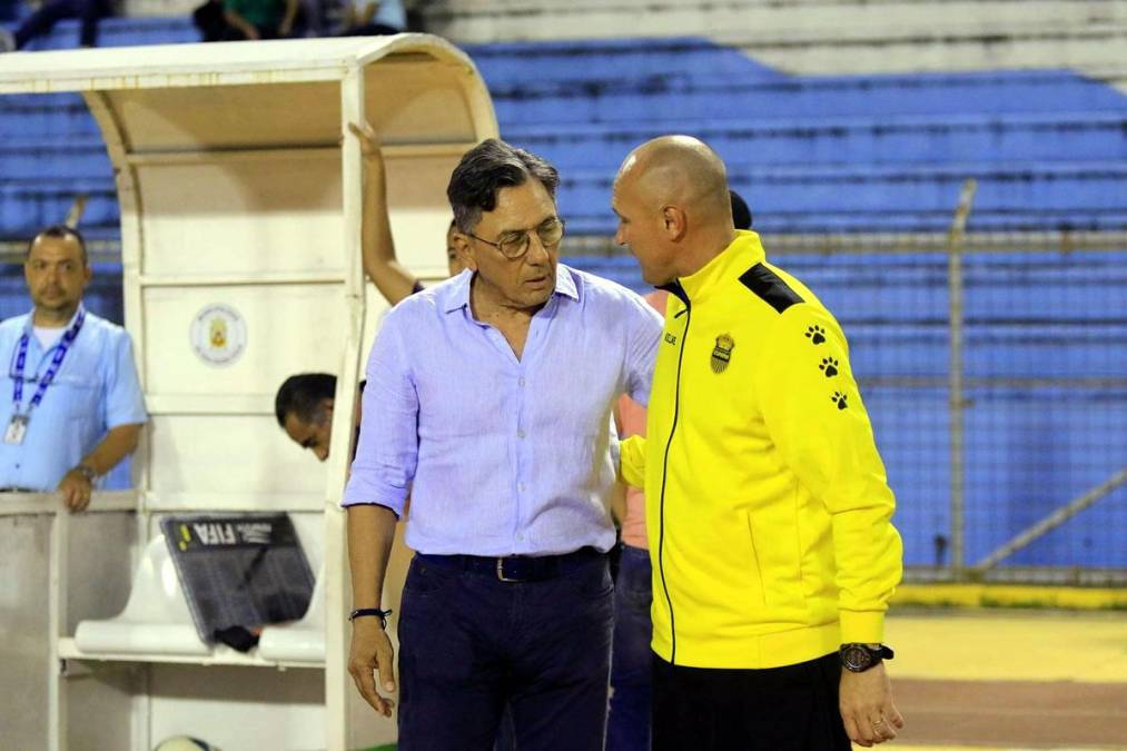 El saludo entre Salomón Nazar y Julio ‘Palomo‘ Rodríguez.