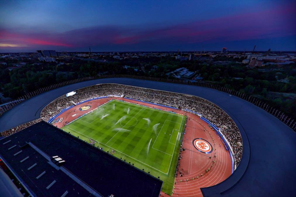 Así lució el estadio Olímpico de Helsinki para la final de la Supercopa de Europa.