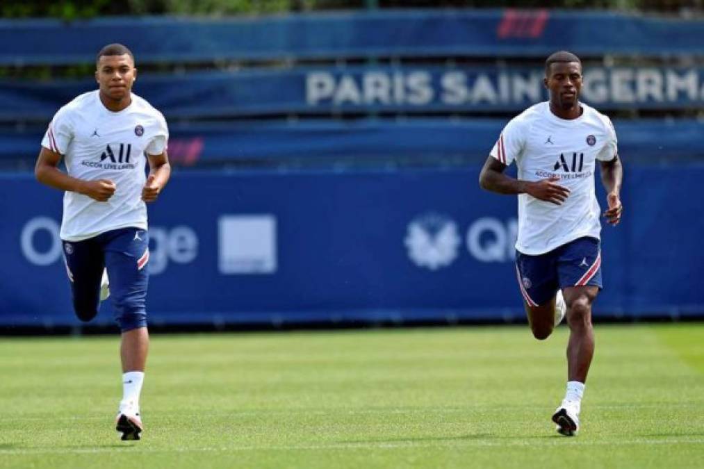 Mbappé y Wijnaldum entrenaron juntos en el Camps de Loges, el centro oficial de entrenamiento del equipo parisino.