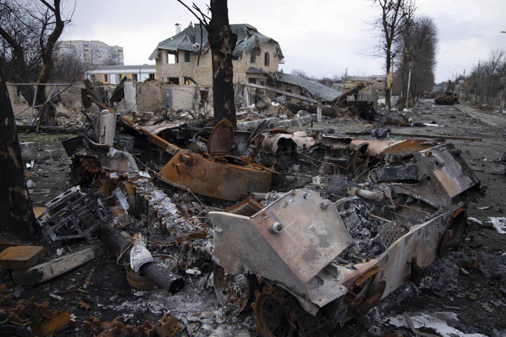 No hay un alma por las calles de Bucha, los pocos residentes que quedan están asustados, digiriendo el trauma de lo que vivieron durante la invasión rusa, que se cebó especialmente con esta localidad de unos 35.000 habitantes a 30 kilómetros al noroeste de la capital de Ucrania.