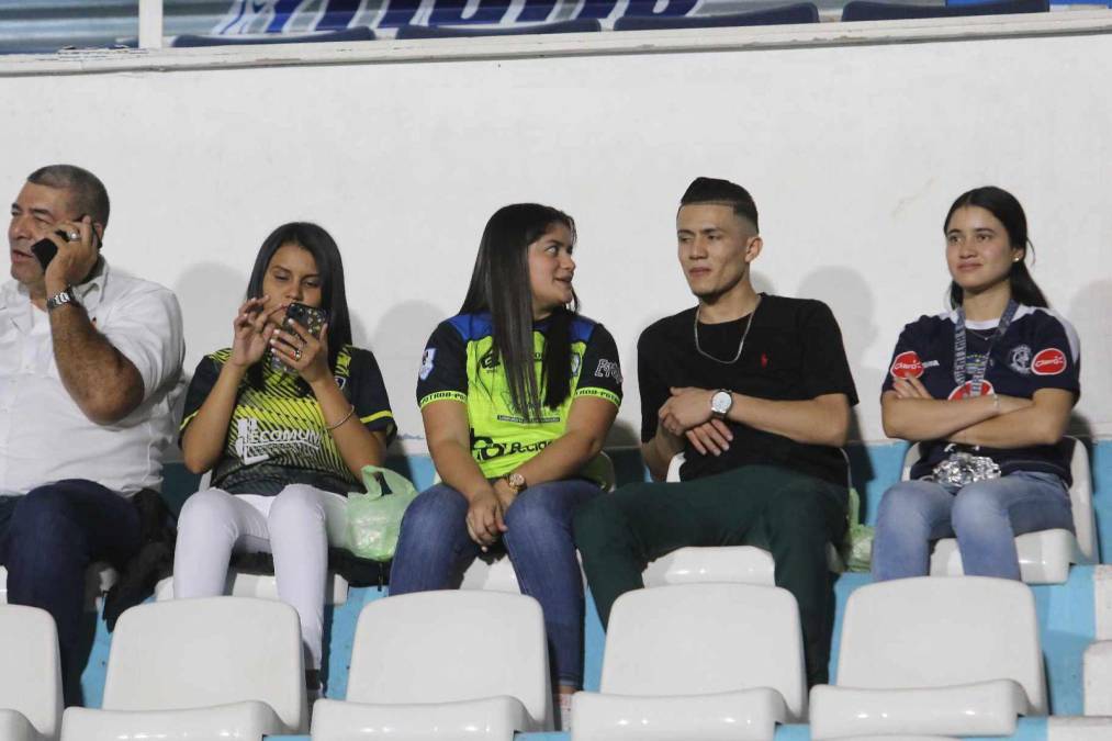 Hinchas de Ciclón Azul se hicieron presentes en el Estadio Nacional para apoyar a sus respectivos equipos. 