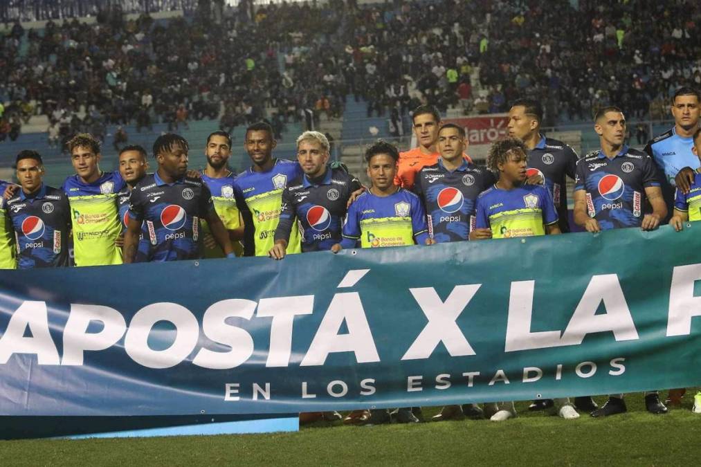 Los jugadores de Motagua y Olancho FC se unieron para posar en pro de la paz en los estadios del fútbol hondureño.