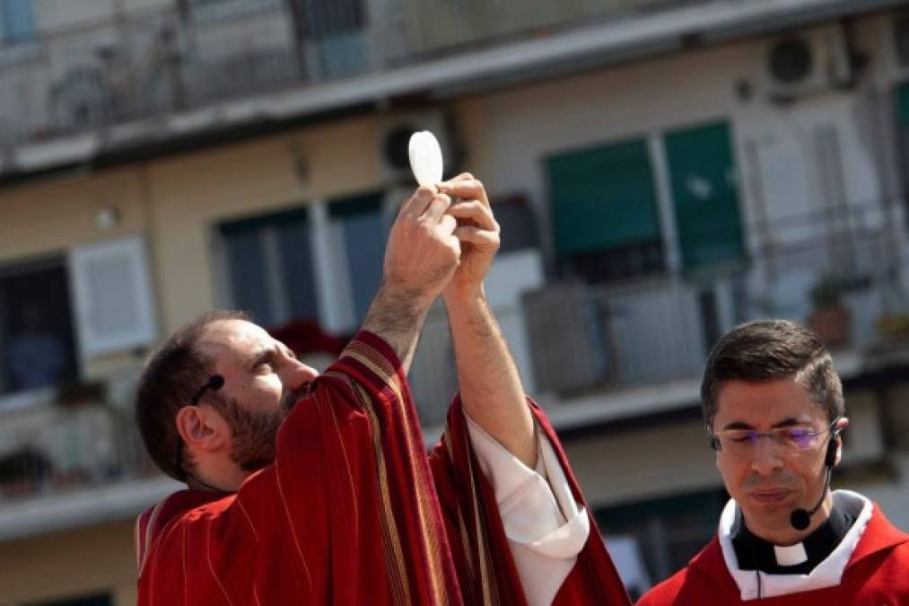 En Roma, varios sacerdotes celebraron la misa del Domingo de Ramos en los techos de algunos edificios para que los fieles pudieran asistir desde sus balcones.