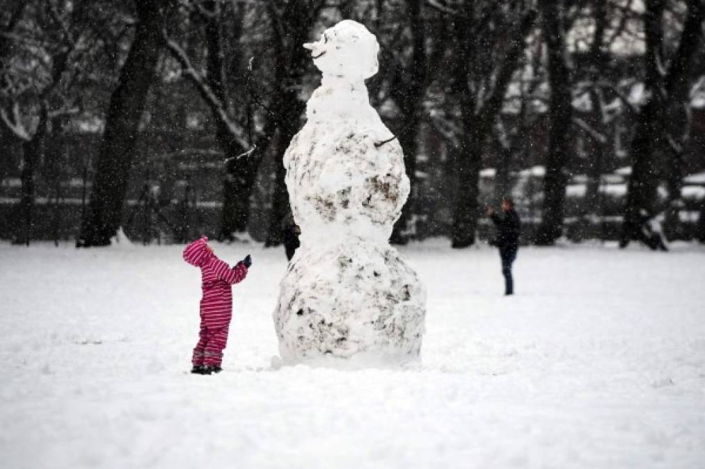 En la vecina Bélgica, también cubierta de un fino manto de nieve, se espera un fuerte descenso de las temperaturas esta semana.