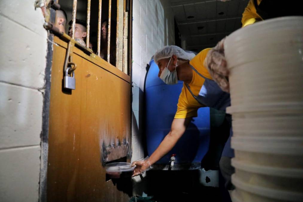 “Les decomisamos todo, hasta las colchonetas para dormir, además les racionamos la comida y ahora ya no verán el sol”, escribió el mandatario.