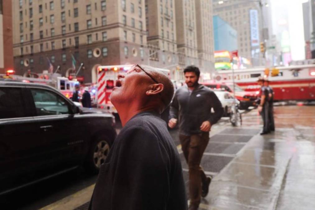 'Sentimos el impacto. Sentimos cuando golpeó el edificio. Eso fue a la 1:35 pm', dijoNathan Hutton, de 59 años, que trabaja en el piso 29 del edificio Panaribas.<br/>Hutton dijo que le llevó media hora bajar por las escaleras repletas de gente, y que el episodio le recordó los atentados del 11-s que derribaron las Torres Gemelas.