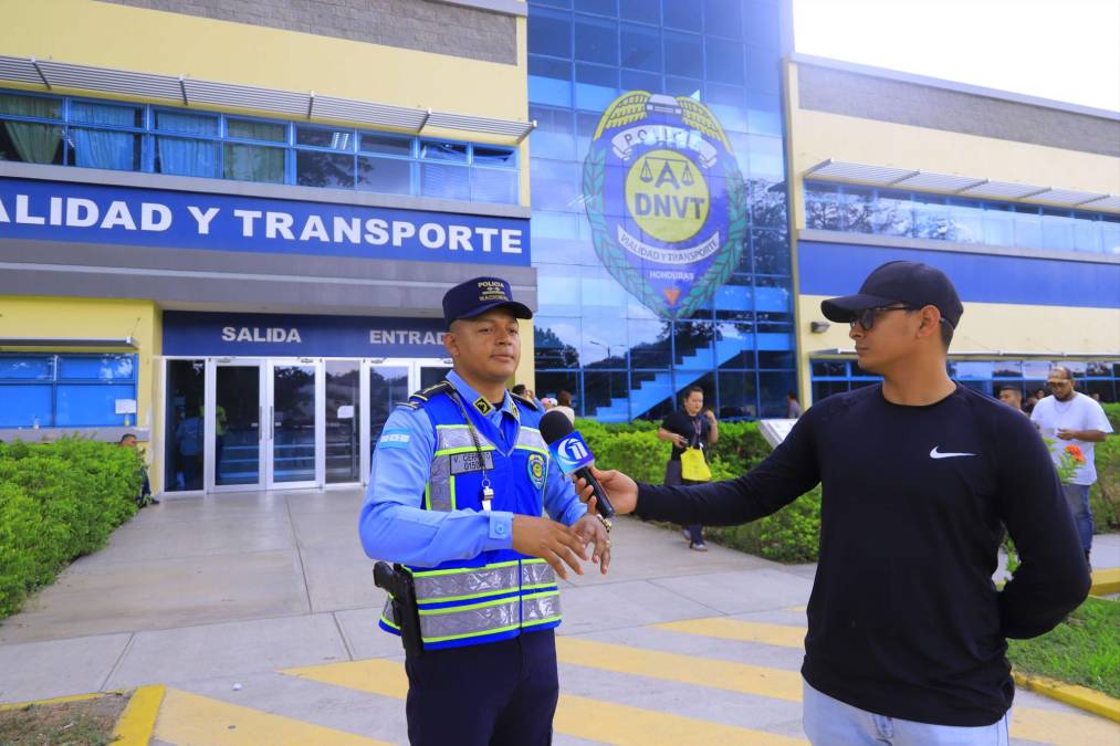Víctor Daniel <i>Cerrato</i> Cruz, jefe de la sección de investigación de transito en San Pedro Sula, dijo que “estaremos atendiedo de 500 a 600 personas por día”.