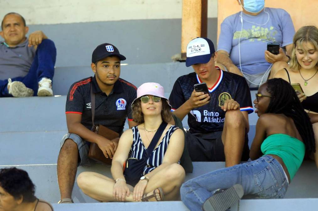 ¿Eran gringas? La chica del sombrero posó para el lente de Grupo OPSA.