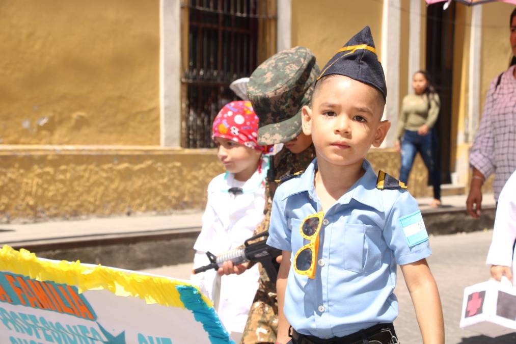 Los pequeños honraron el trabajo de la Policía Nacional durante el colorido desfile patrio.