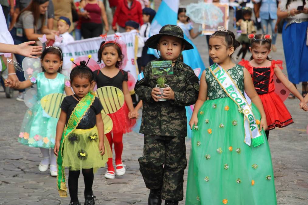 En un gesto de unidad y amor por su país, los niños y niñas de al menos 17 centros de educación prebásica de la ciudad marcharon con entusiasmo y compromiso, vistiendo de colores la emblemática Calle Real Centenario.