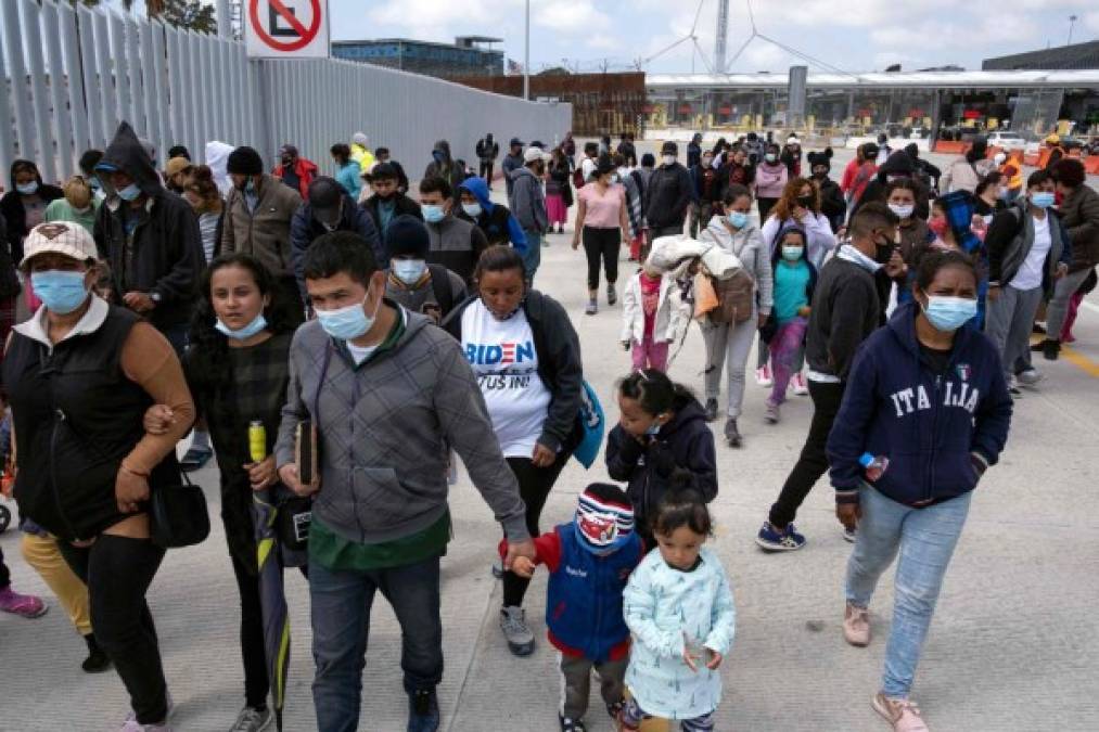Migrantes hondureños y guatemaltecos que solicitaron asilo a Estados Unidos se manifestaron este miércoles en Tijuana pidiendo a las autoridades estadounidenses acelerar el proceso para que les permitan el ingreso al país norteamericano.