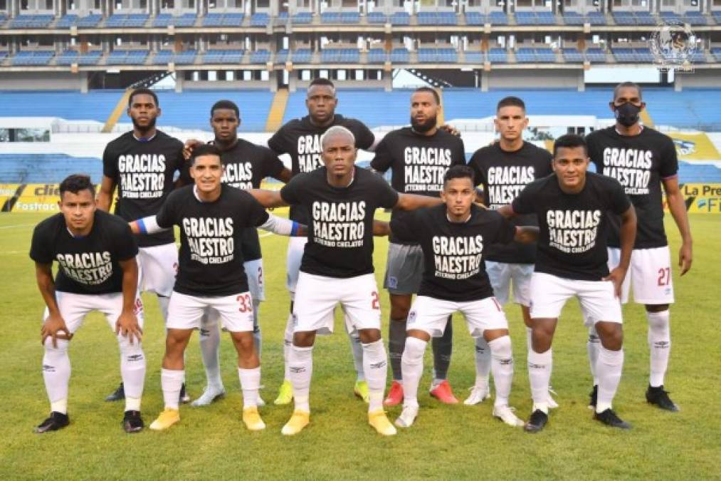 Los jugadores titulares del Olimpia posando con las camisetas en homenaje a Chelato Uclés.