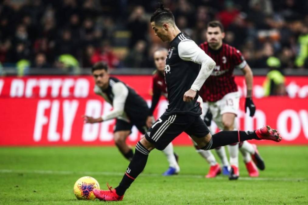 Cristiano Ronaldo al momento de realizar el penal para el empate de la Juventus. Foto AFP