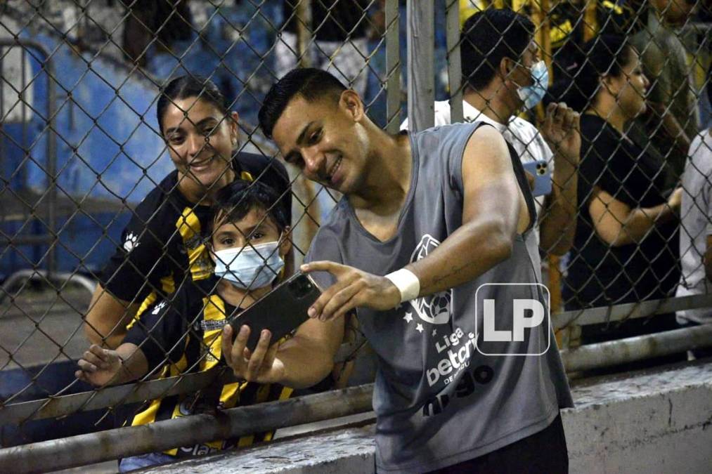 El jugador del Real España, José Alejandro Reyes, se tomó una selfie con estos aficionados aurinegros.