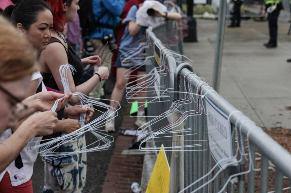  A miles de kilómetros, en la costa oeste de Estados Unidos, la plaza del Ayuntamiento de Los Ángeles (California) quedó abarrotada por unas 5.000 personas que gritaron casi al unísono “Mi cuerpo, mi decisión”.