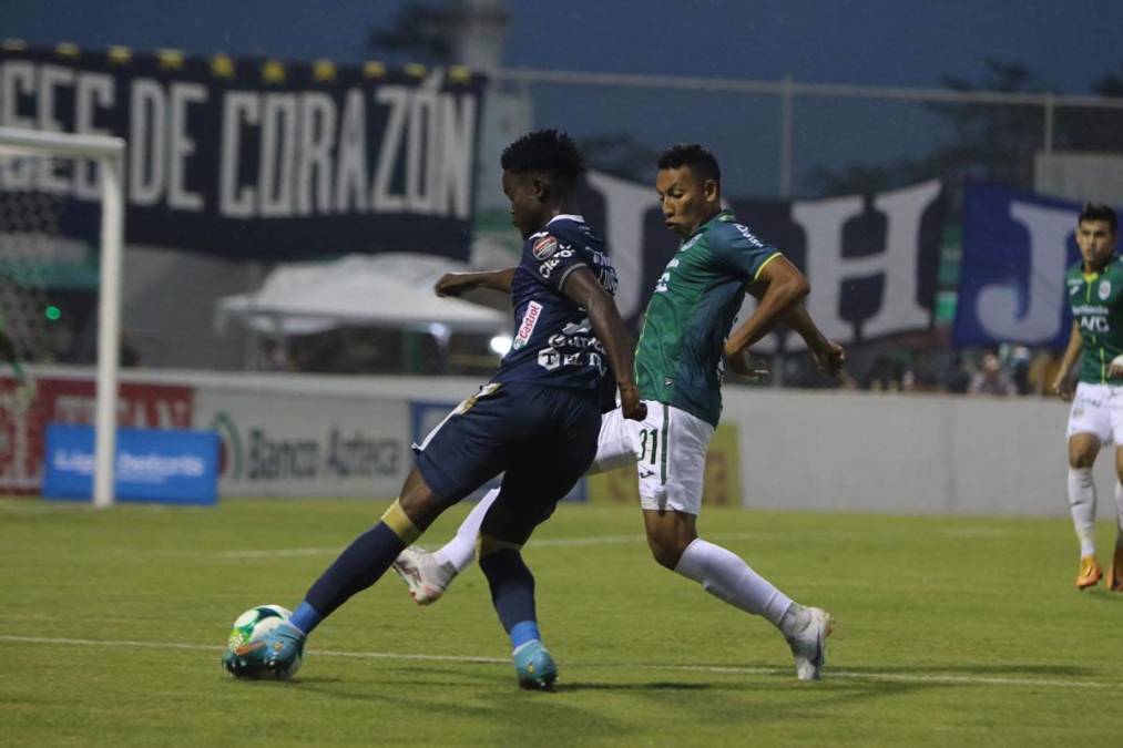 Jonathan Núñez tratando de mandar un centro ante la marca de Allan Banegas.