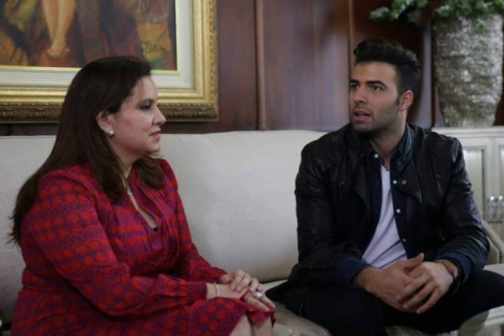 Jencarlos Canela junto a la primera dama de Honduras, Ana de Hernández. <br/><br/>