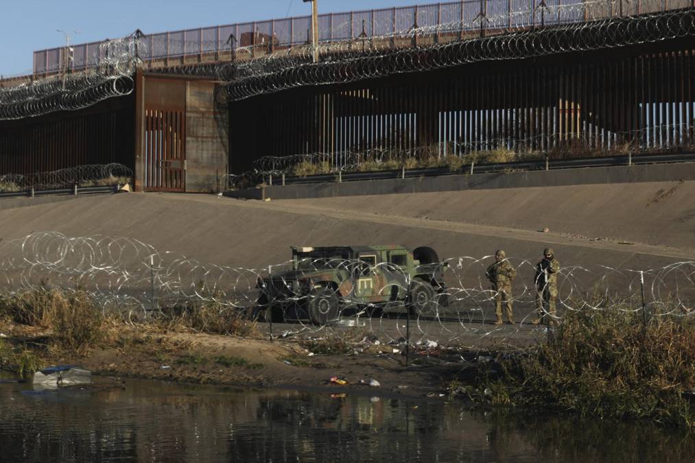 El pico migratorio de los últimos días llevó al alcalde de El Paso, Oscar Leeser, a decretar el estado de emergencia para agilizar recursos.
