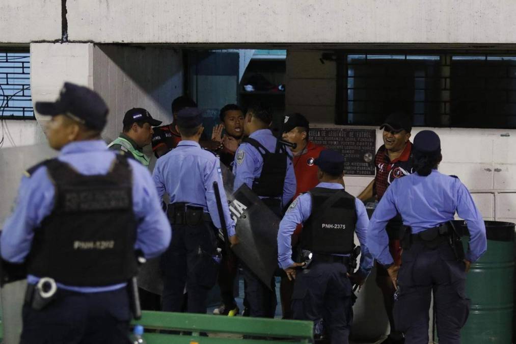 Miembros del Club Atlético Independiente discutieron con elementos de la Policía Nacional.