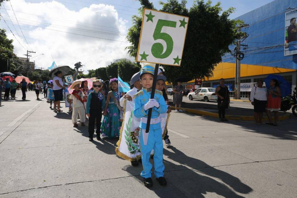 Niños de prebásica se lucen en desfiles de independencia patria