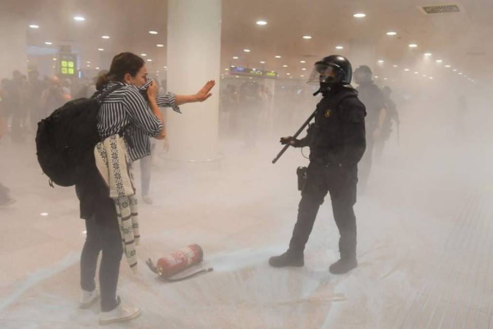Los agentes de la policía regional catalana (Mossos d'Esquadra) cargaron en varias ocasiones y dispararon proyectiles de espuma contra los manifestantes, algunos de los cuales replicaron con los extintores y las mangueras de extinción de incendios del aeropuerto.