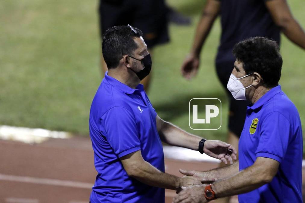 El director deportivo del Real España, Javier Delgado, bajó a la pista para felicitar a Vargas por la victoria.