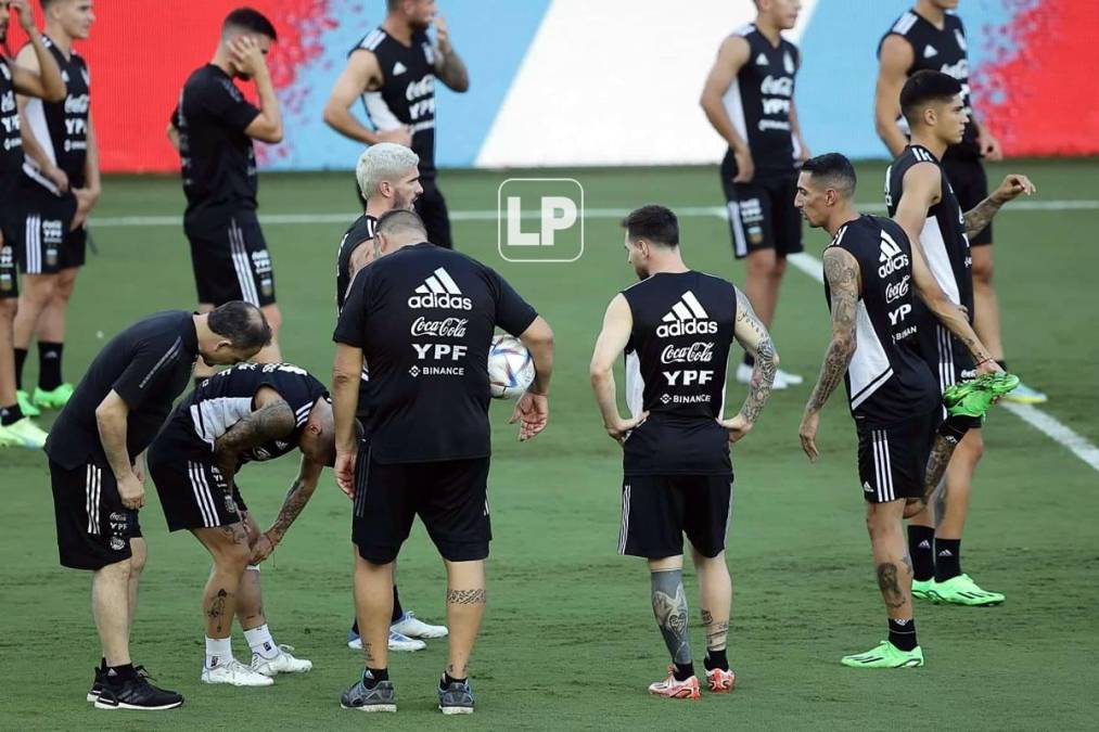 Messi y Di María, atentos a un detalle en la pierna izquierda del ‘Papu‘ Gómez durante la práctica.