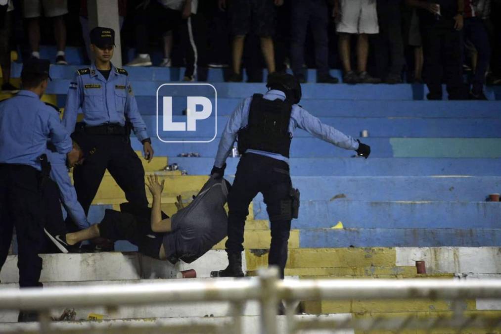 La Policía Nacional detuvo a varios aficionados que provocaron el caos en las graderías del estadio Morazán.