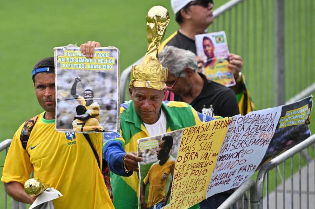 Algunos gritaban “¡Pelé, Pelé!” y entonaban cánticos destacando a ‘O Rei’ por encima del argentino Diego Maradona, su gran rival, ahora también junto a Lionel Messi, por el trono del mejor artista de la pelota.