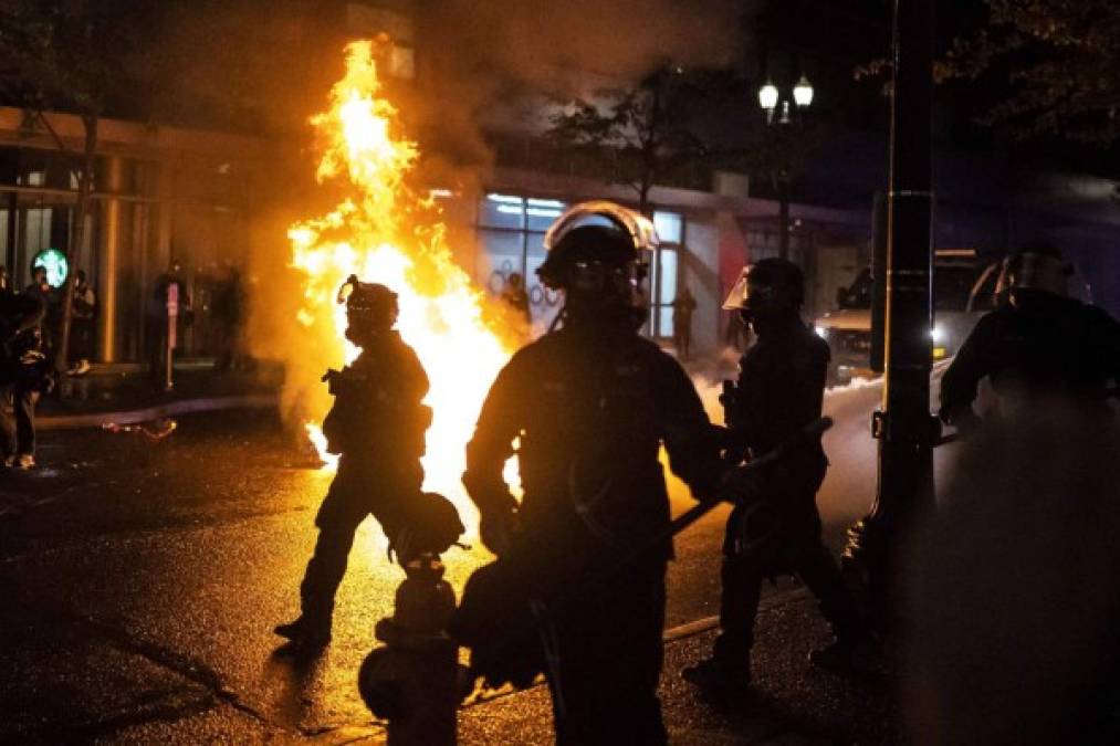 Nada más de conocerse la decisión de la Fiscalía, centenares de personas salieron a manifestarse en Louisville, donde residía Taylor, así como en Nueva York, Washington D.C., Atlanta, Colorado o Los Ángeles, donde se repitió el clamor por la justicia social y el fin del racismo que ha llevado a miles de personas a las calles desde mayo en Estados Unidos.