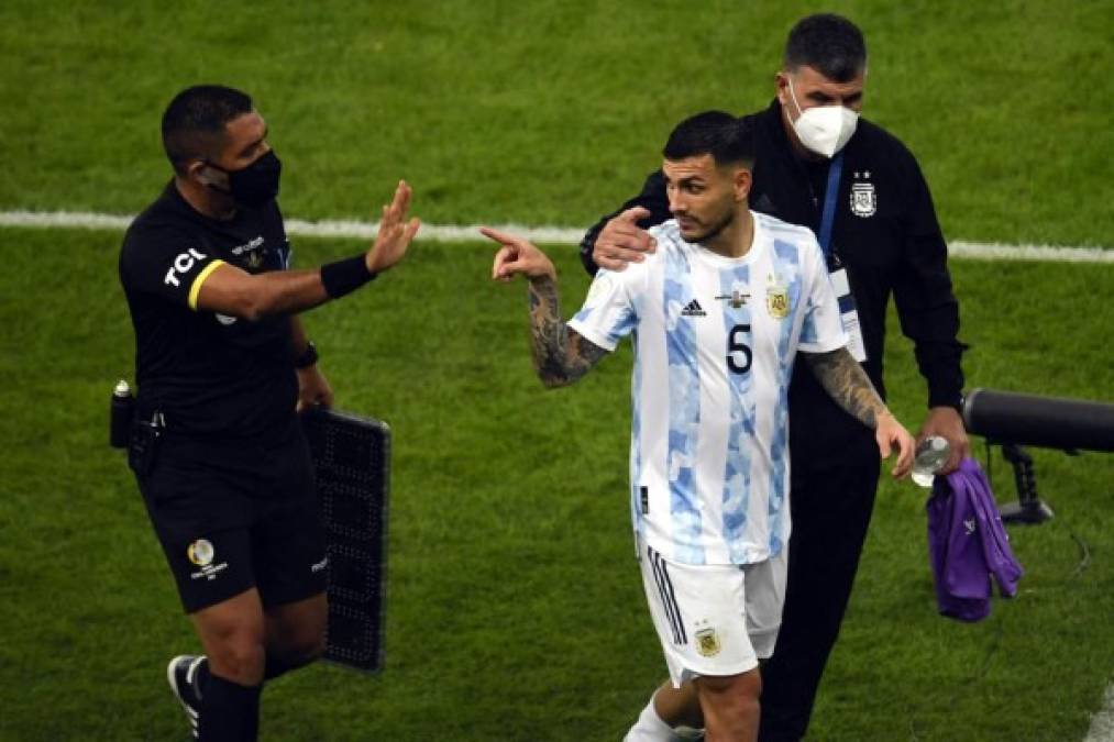 Leandro Paredes salió de cambio en el segundo tiempo y al momento de abandonar la cancha mandó a callar a los brasileños que estaban en el banco de suplentes.