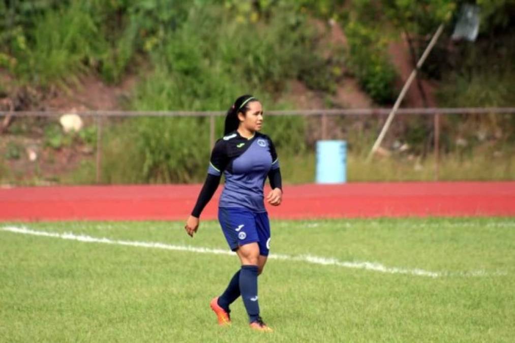 Yuridia Pineda juega de volante izquierdo en el Motagua Femenino.