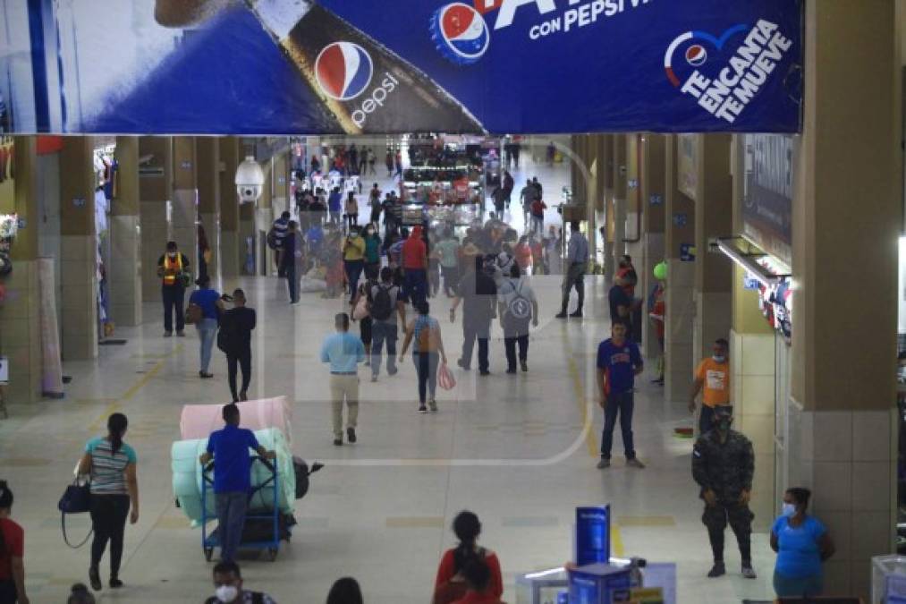 En la Central Metropolitana también llegan muchos hondureños a hacer sus compras, pero algunos dejan la mascarilla en casa.