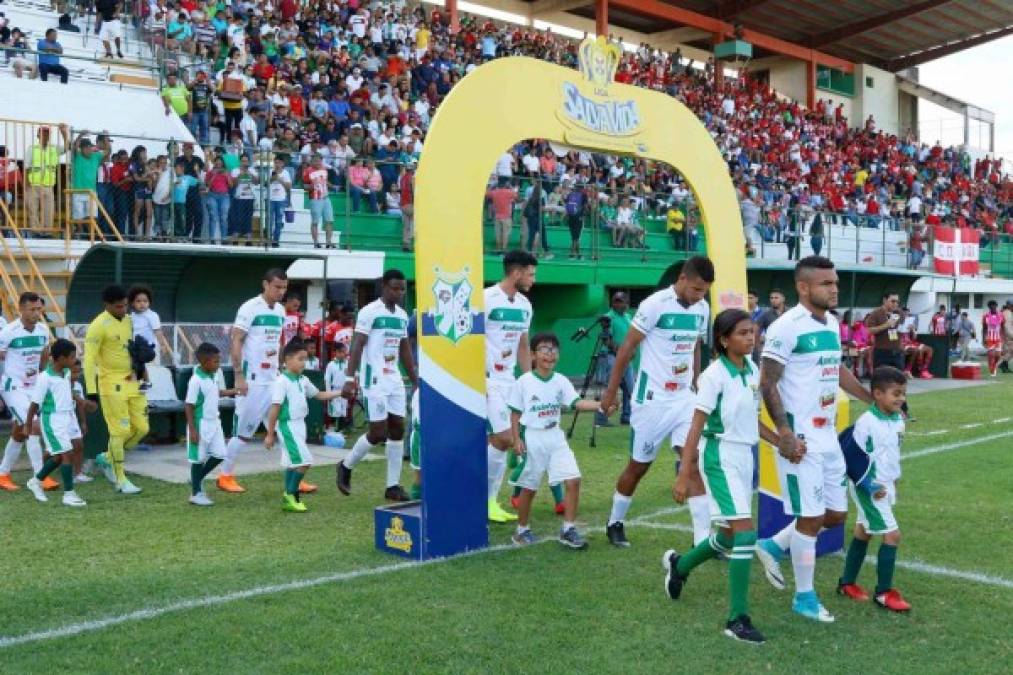 La salida al campo de los equipos titulares de Platense y Vida en el estadio Excélsior.