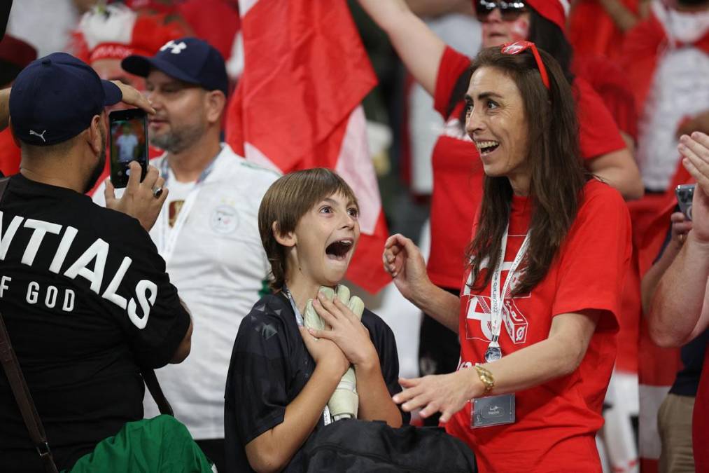 El portero de Dinamarca, Kasper Schmeichel, tuvo un gran gesto con este niño aficionado de la selección danesa. Su cara lo dice todo.