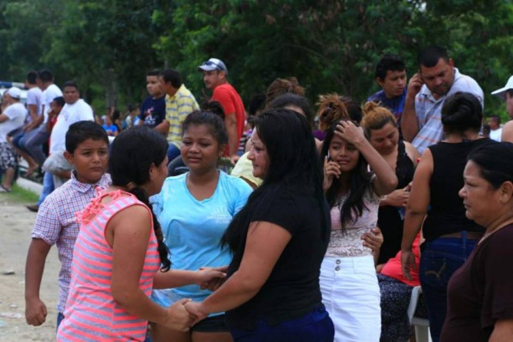 Familiares de las víctimas llegaron desconsolados al lugar de los hechos.